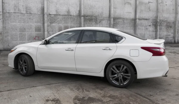 2018 Nissan Altima - Image 2