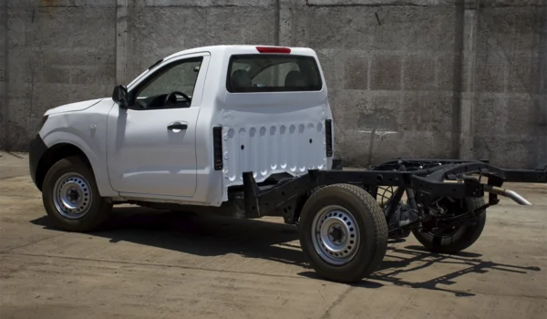 2022 Nissan NP 300 - Image 2